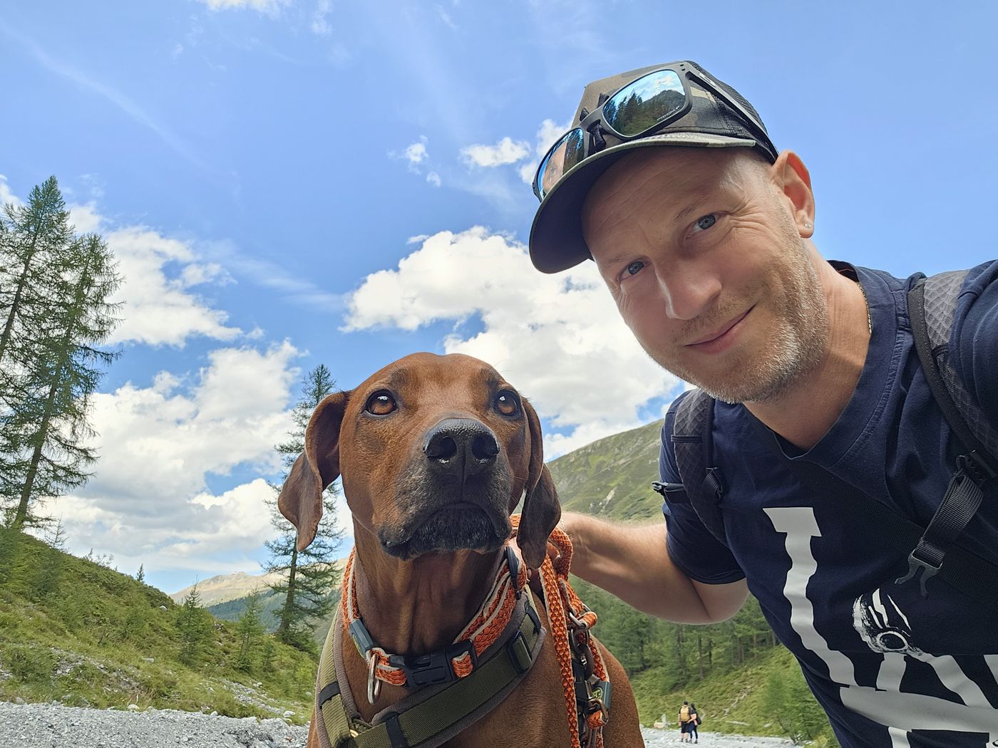 Ekhaya beim Wandern in den Bergen, Selfie mit ihrem Menschen