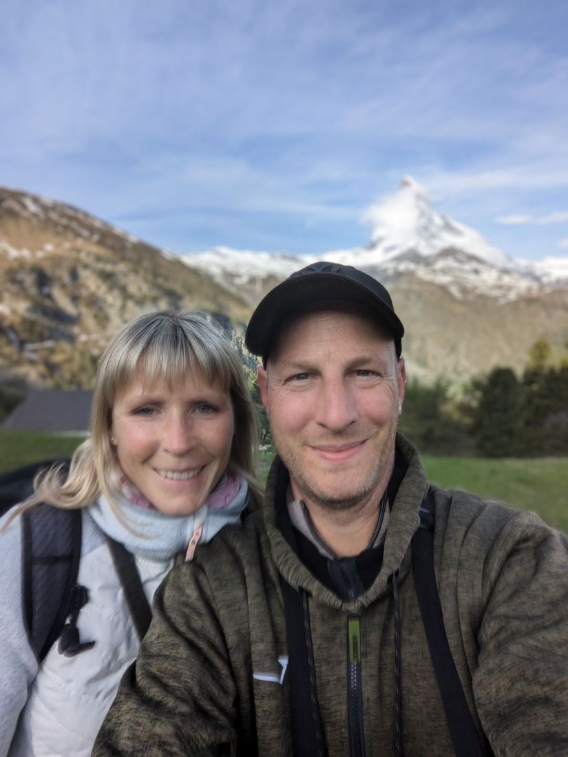 Karin und Thomas Corradini vor Bergpanorama