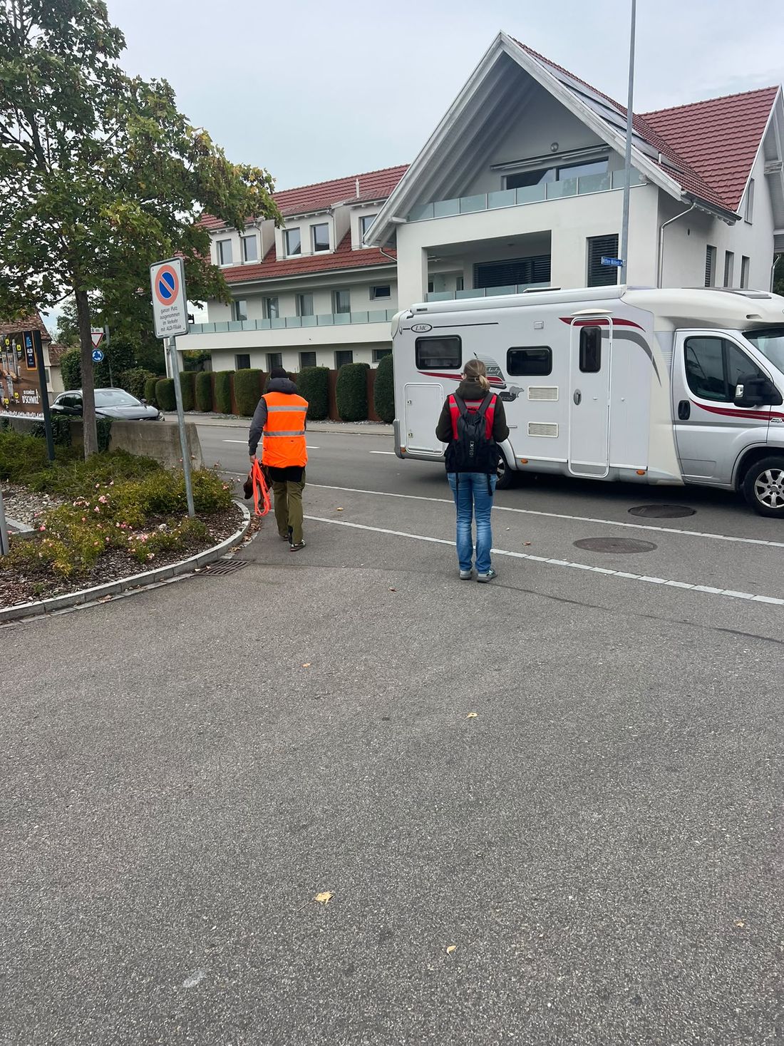 Thomas und Karin gehen beim Mantrailing durch ein Wohnquartier